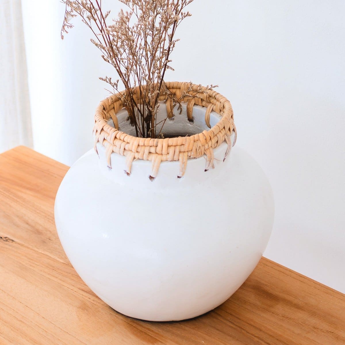 Vase décoratif en argile – Tuban, fait main à Java avec détails en rotin