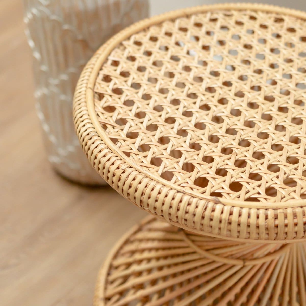 Table basse en rotin – LUHU, silhouette ajourée et naturelle, artisanat indonésien