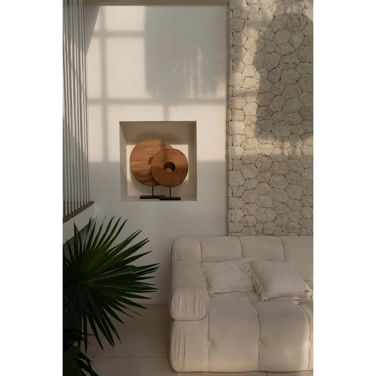 Le Disque en teck – Objet décoratif sur socle métallique noir (taille M, neuf)