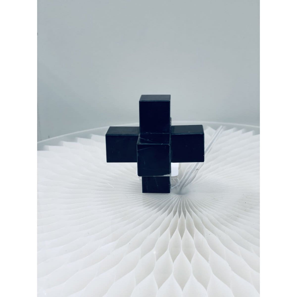 Croix en marbre noir – Sculpture décorative moderne en pierre naturelle (petit format, neuve)