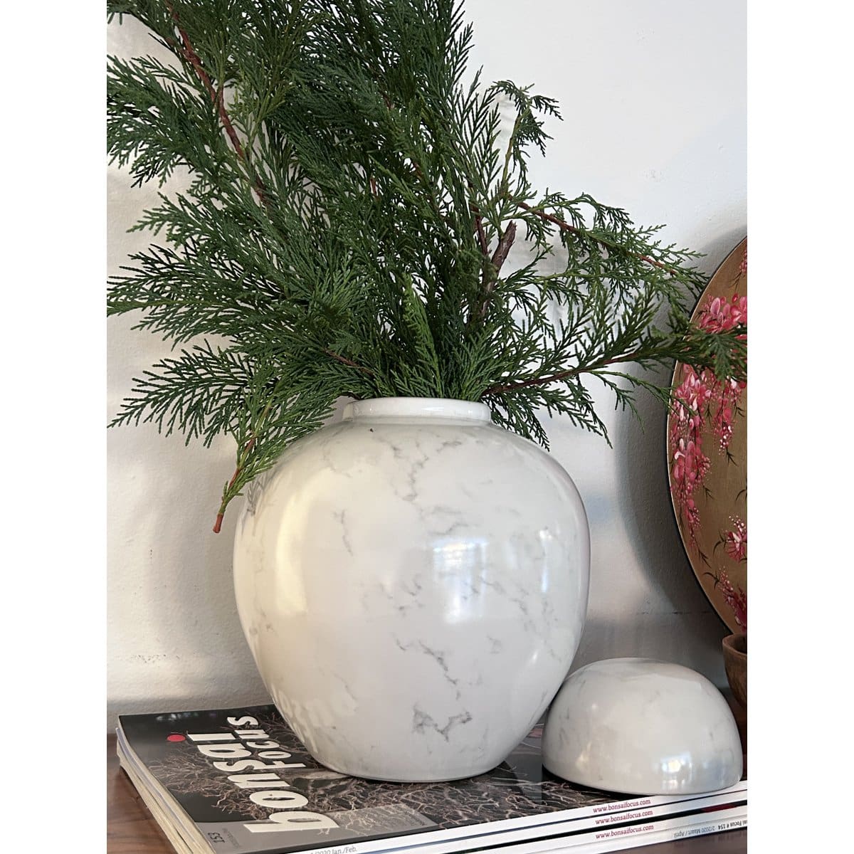 Vase décoratif en céramique blanche – Silhouette vintage et éclat minéral (grande taille, création contemporaine)