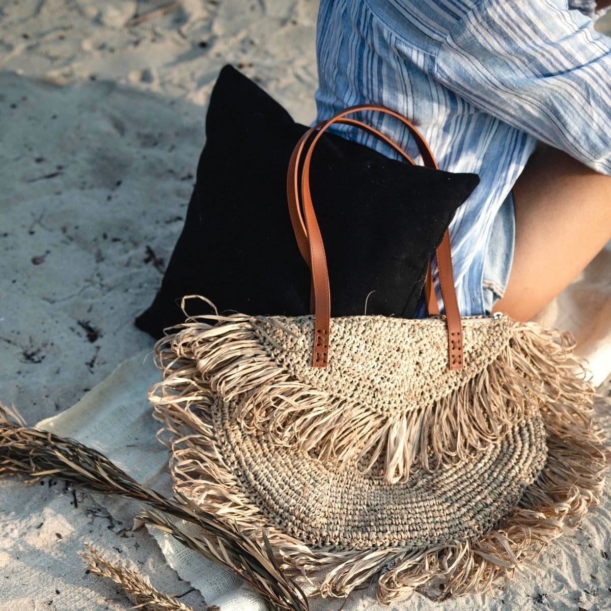 Sac de plage en raphia – Sumbawa, design bohème avec anses en cuir végétal
