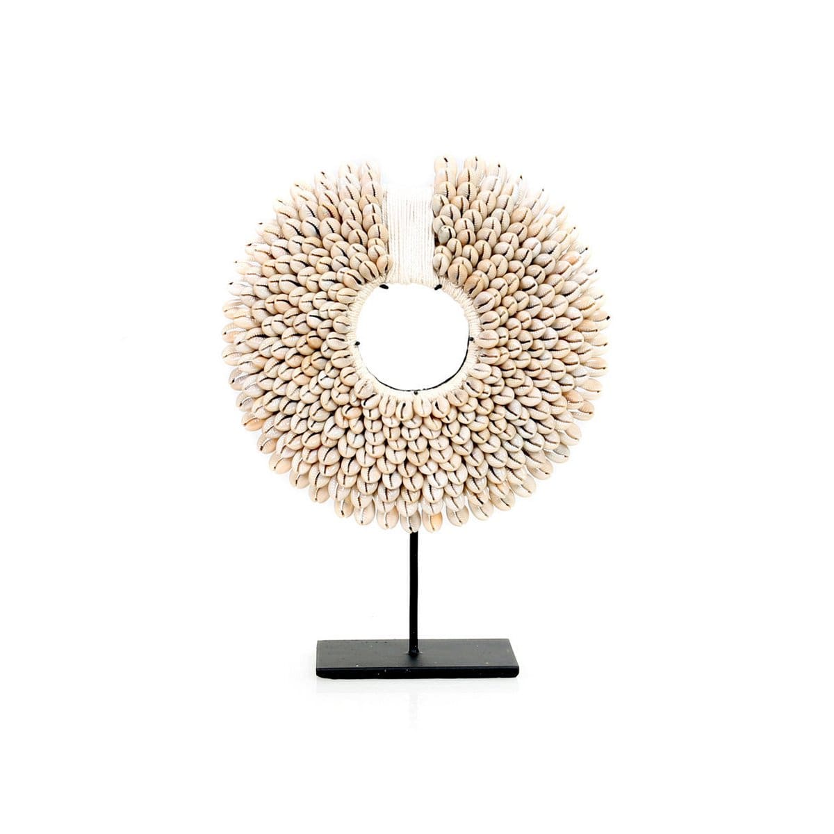 Disque en coquilles naturelles – Sculpture ethnique sur socle noir (fait main) taille S