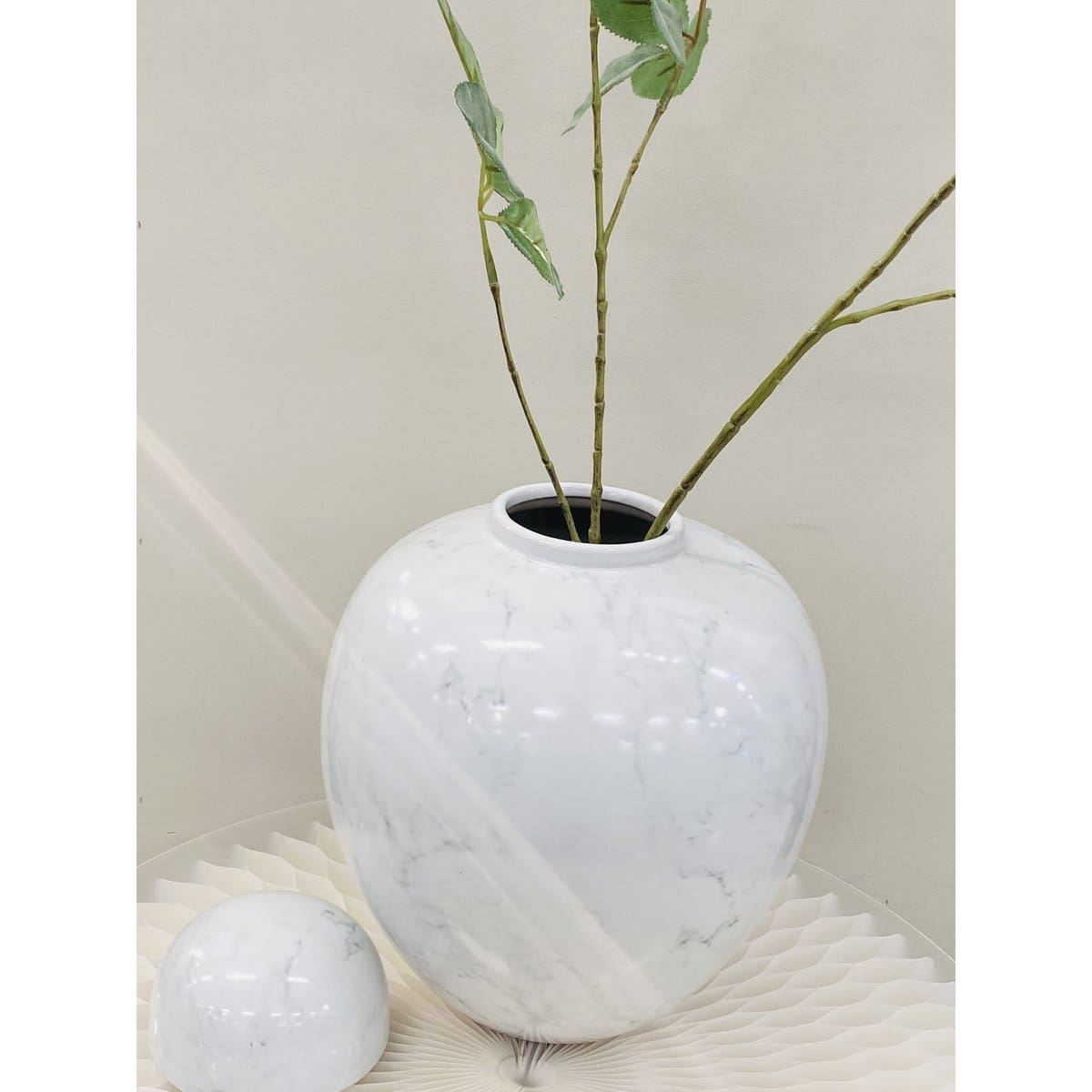 Vase décoratif en céramique blanche – Silhouette vintage et éclat minéral (grande taille, création contemporaine)