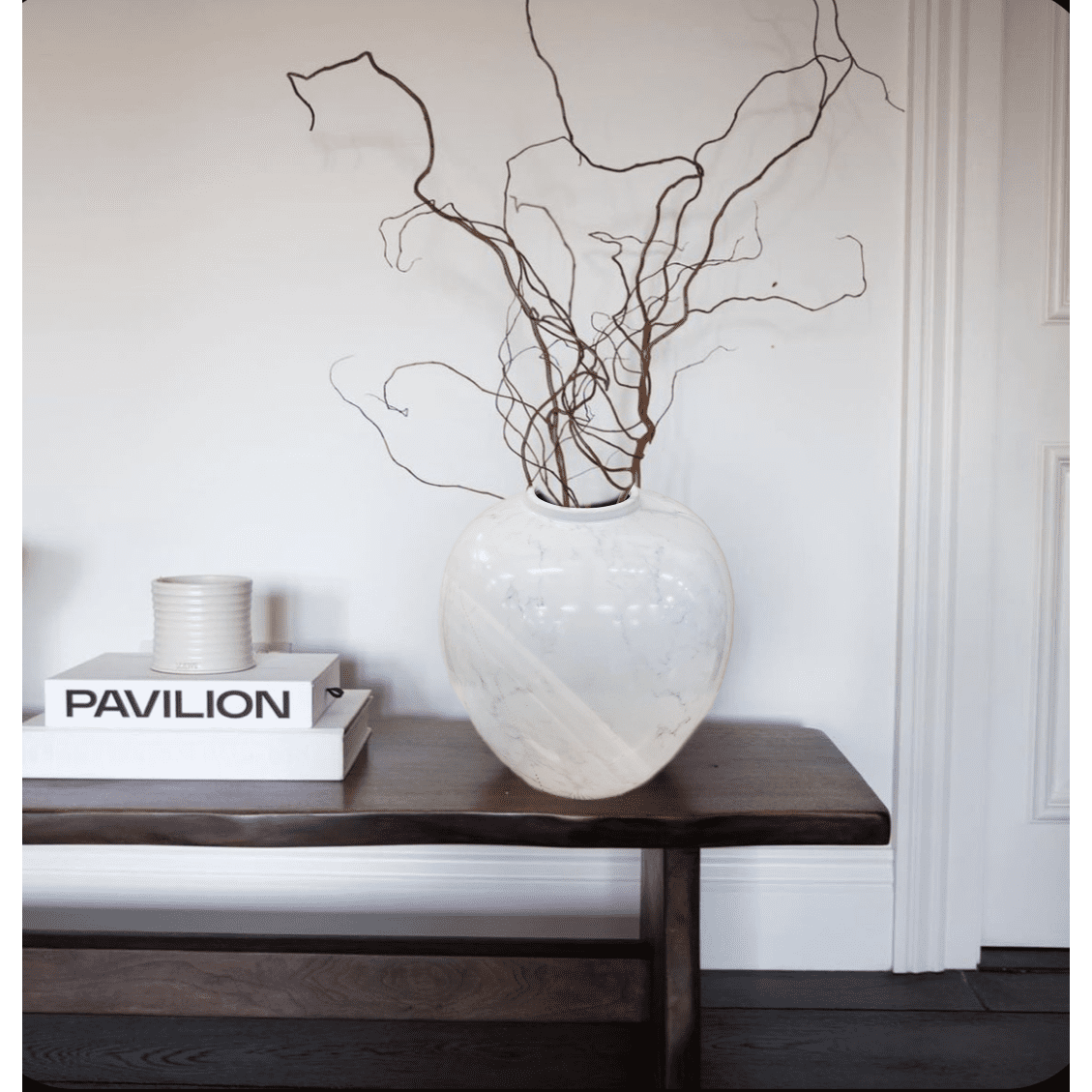 Vase décoratif en céramique blanche – Silhouette vintage et éclat minéral (grande taille, création contemporaine)