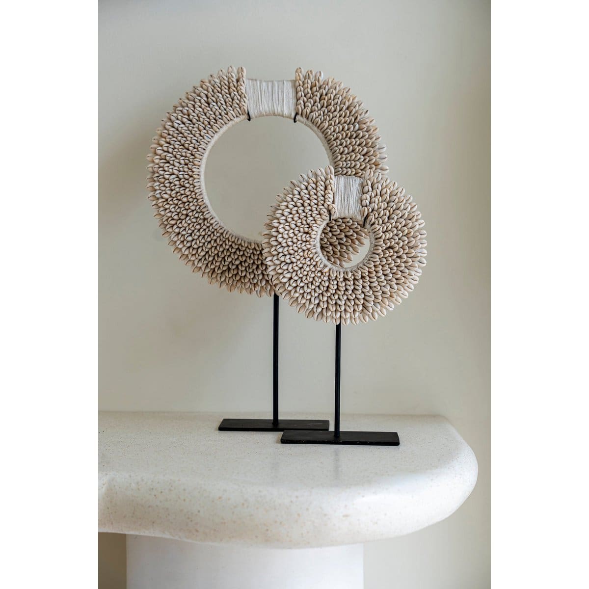 Disque en coquilles naturelles – Sculpture ethnique sur socle noir (fait main) taille S