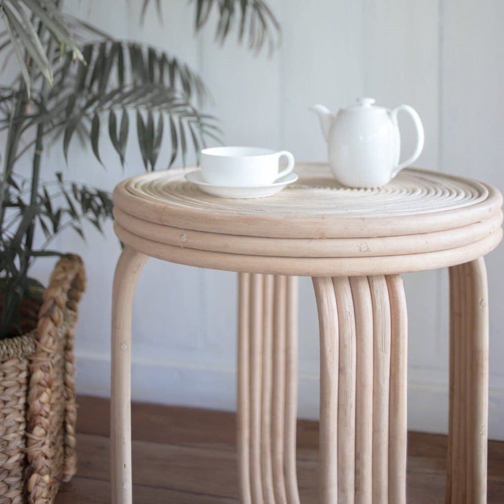 Table d’appoint Kanthi – Design sculptural en rotin naturel fait main (pièce neuve)