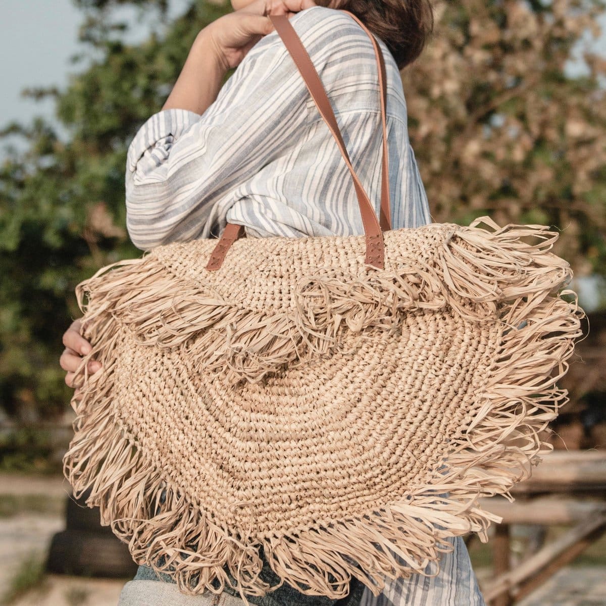 Sac de plage en raphia – Sumbawa, design bohème avec anses en cuir végétal