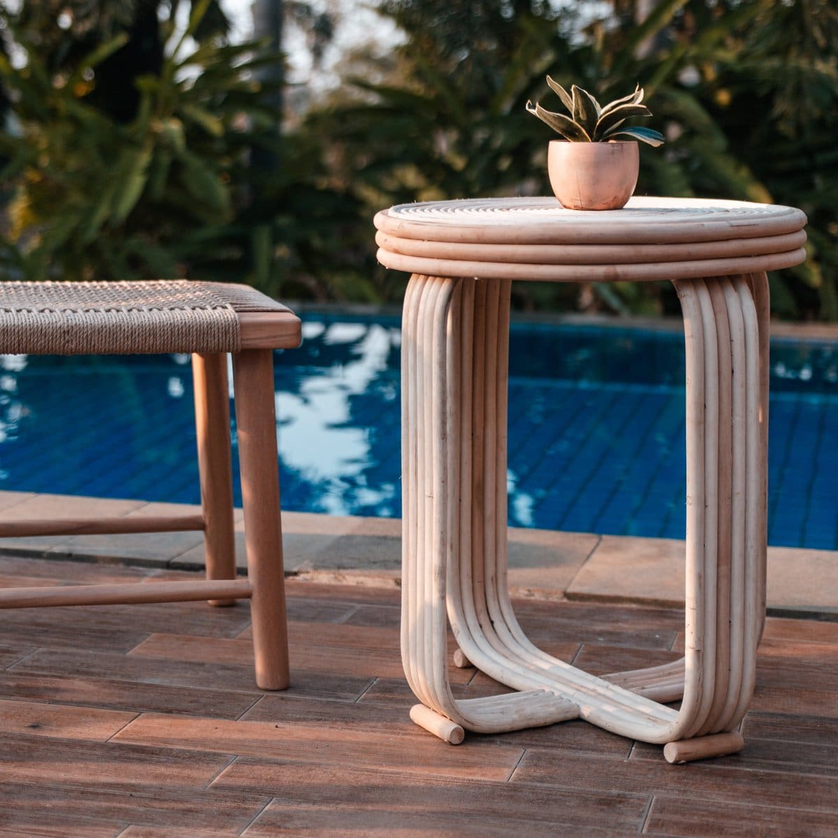 Table d’appoint Kanthi – Design sculptural en rotin naturel fait main (pièce neuve)
