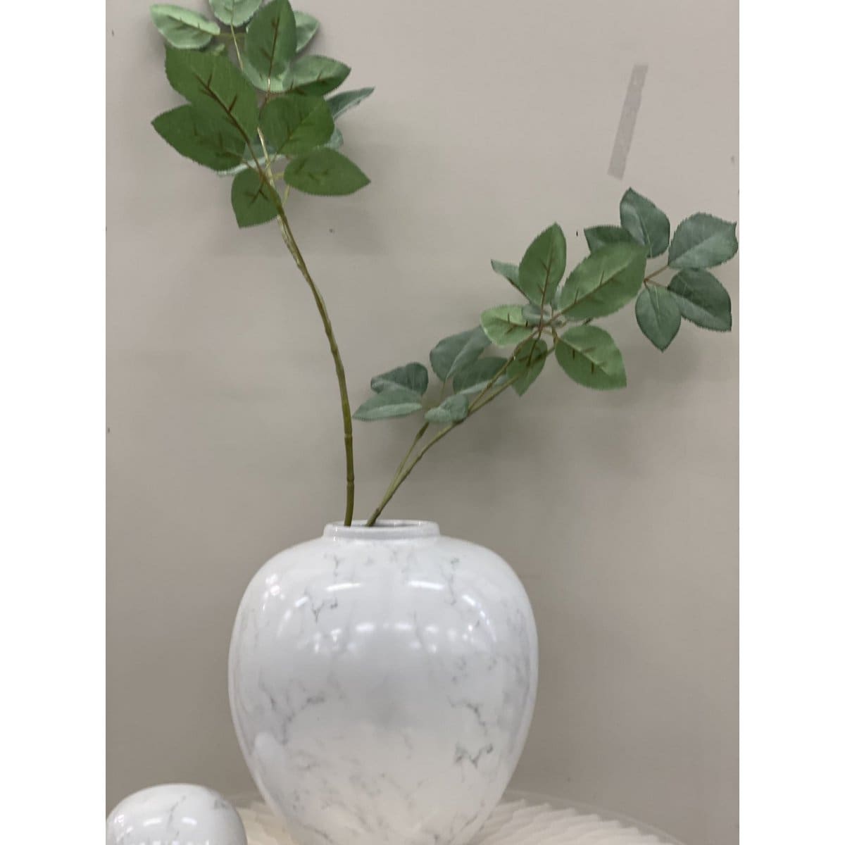 Vase décoratif en céramique blanche – Silhouette vintage et éclat minéral (grande taille, création contemporaine)