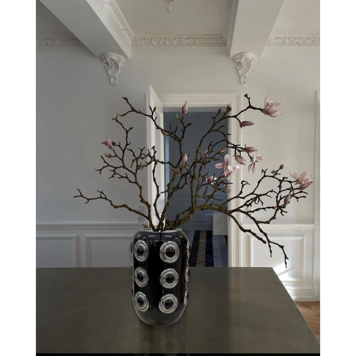 Vase de table moderne – Noir laqué et cercles dorés en volume (création neuve)