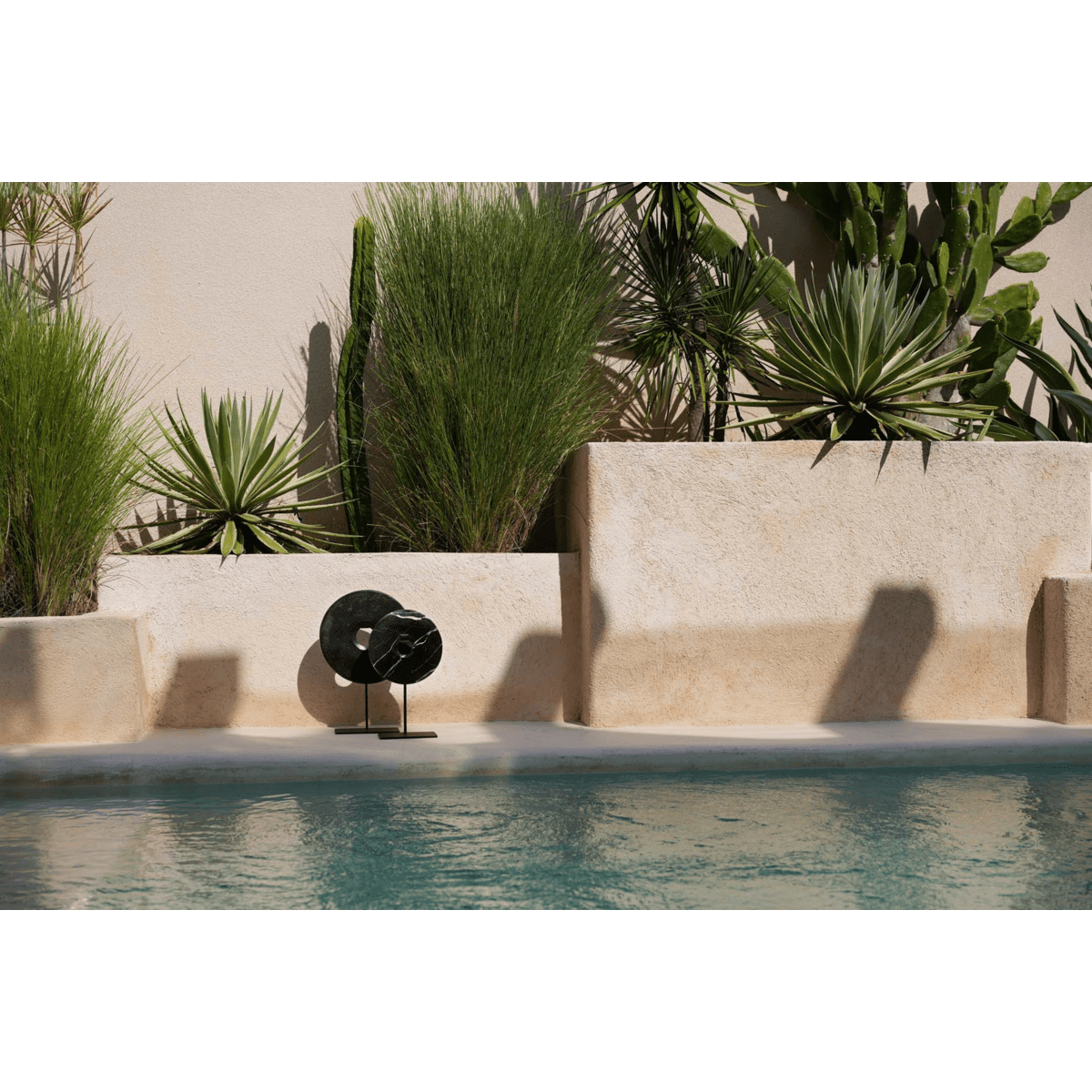 Disque en marbre noir sur socle – Sculpture décorative contemporaine grand format (L, pièce neuve)