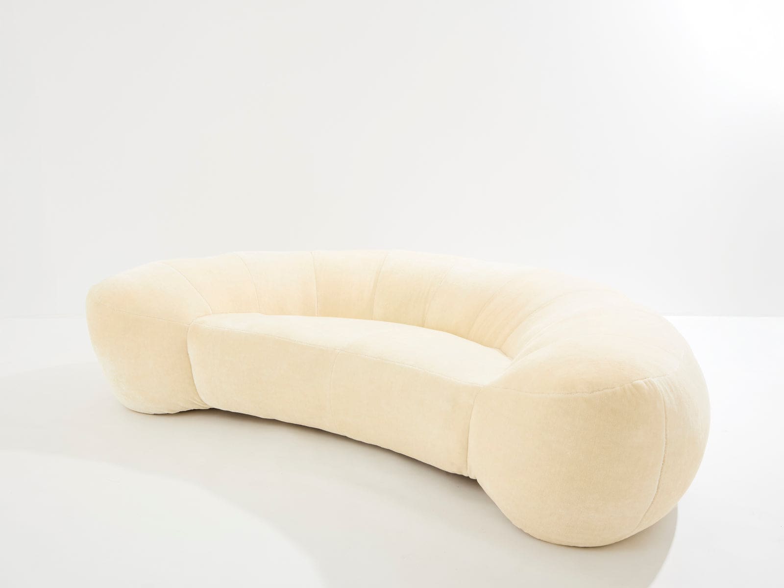 Canapé croissant Raphaël Raffel pour Honoré Paris, velours mohair, années 1970