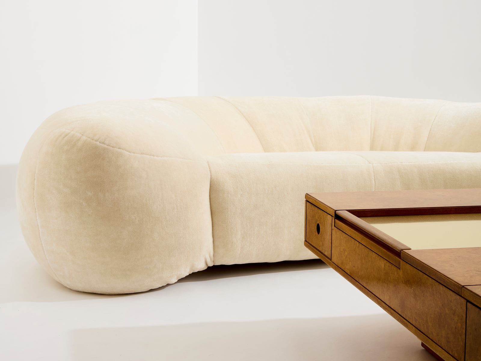 Canapé croissant Raphaël Raffel pour Honoré Paris, velours mohair, années 1970