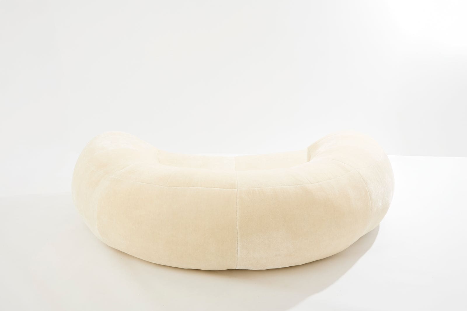 Canapé croissant Raphaël Raffel pour Honoré Paris, velours mohair, années 1970