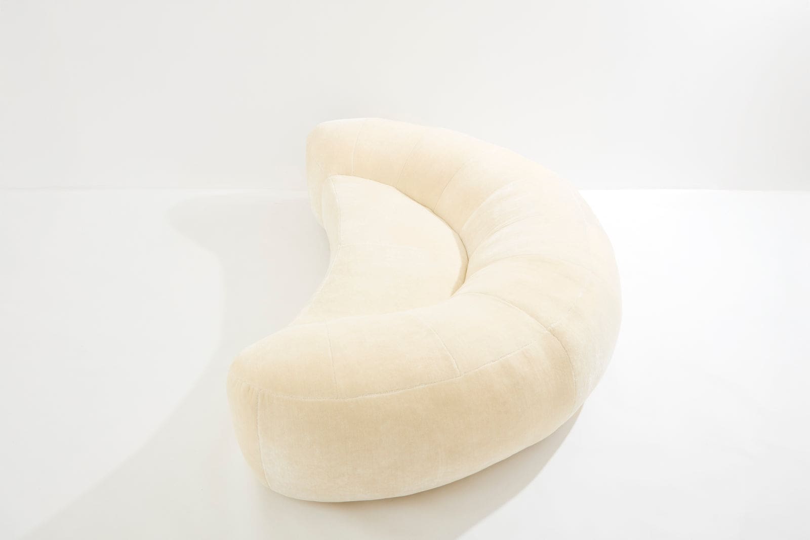 Canapé croissant Raphaël Raffel pour Honoré Paris, velours mohair, années 1970