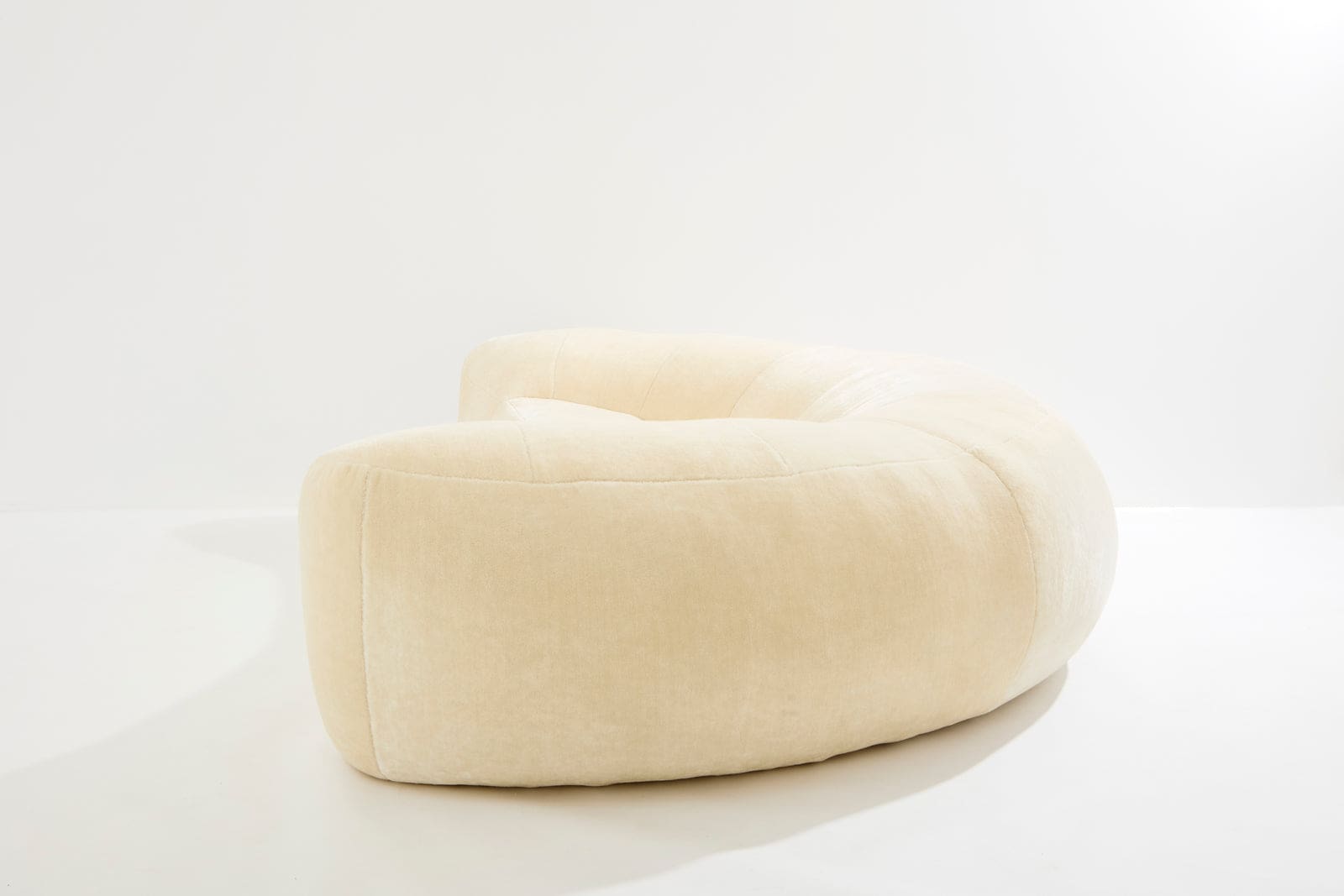 Canapé croissant Raphaël Raffel pour Honoré Paris, velours mohair, années 1970