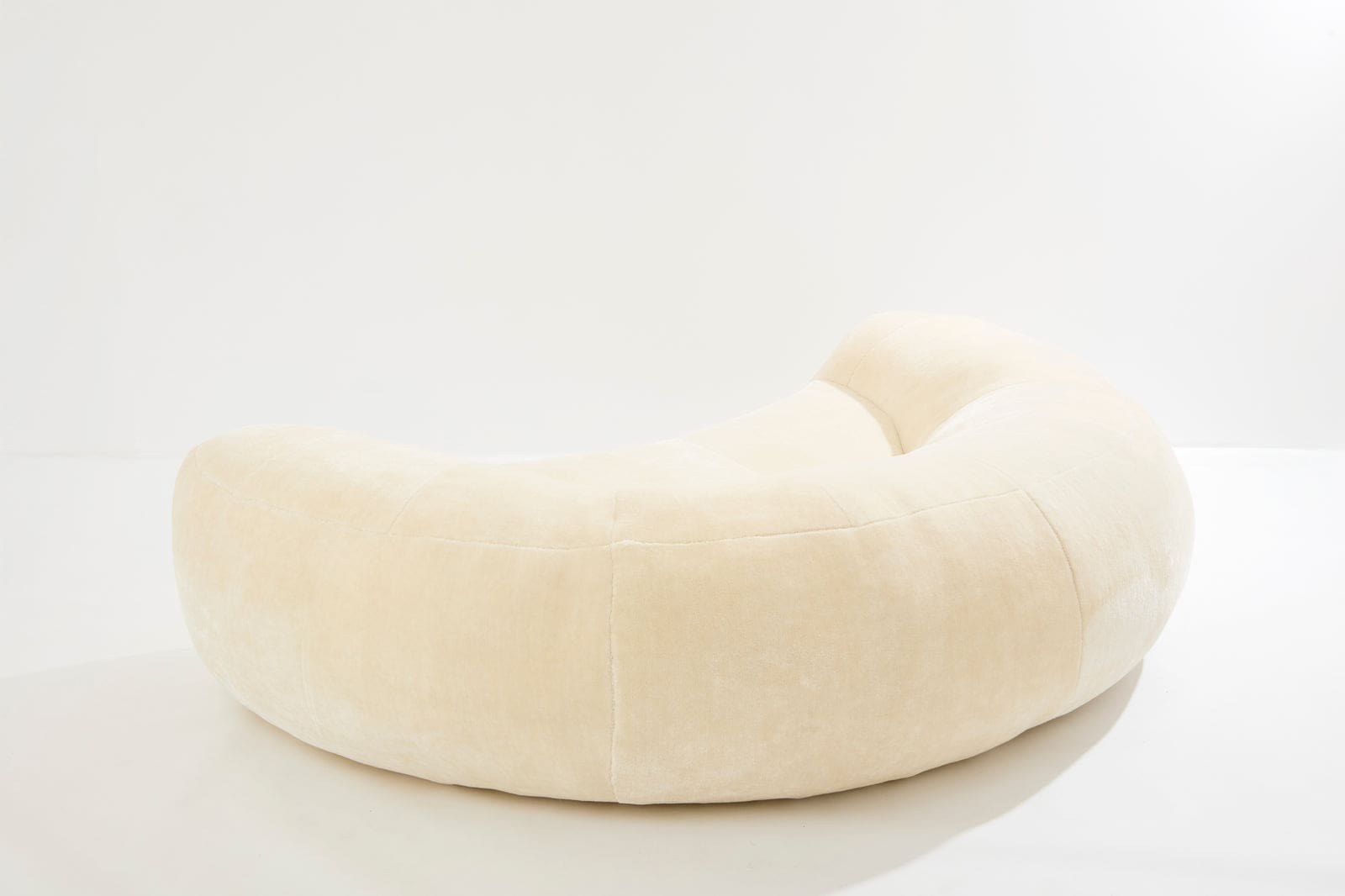 Canapé croissant Raphaël Raffel pour Honoré Paris, velours mohair, années 1970