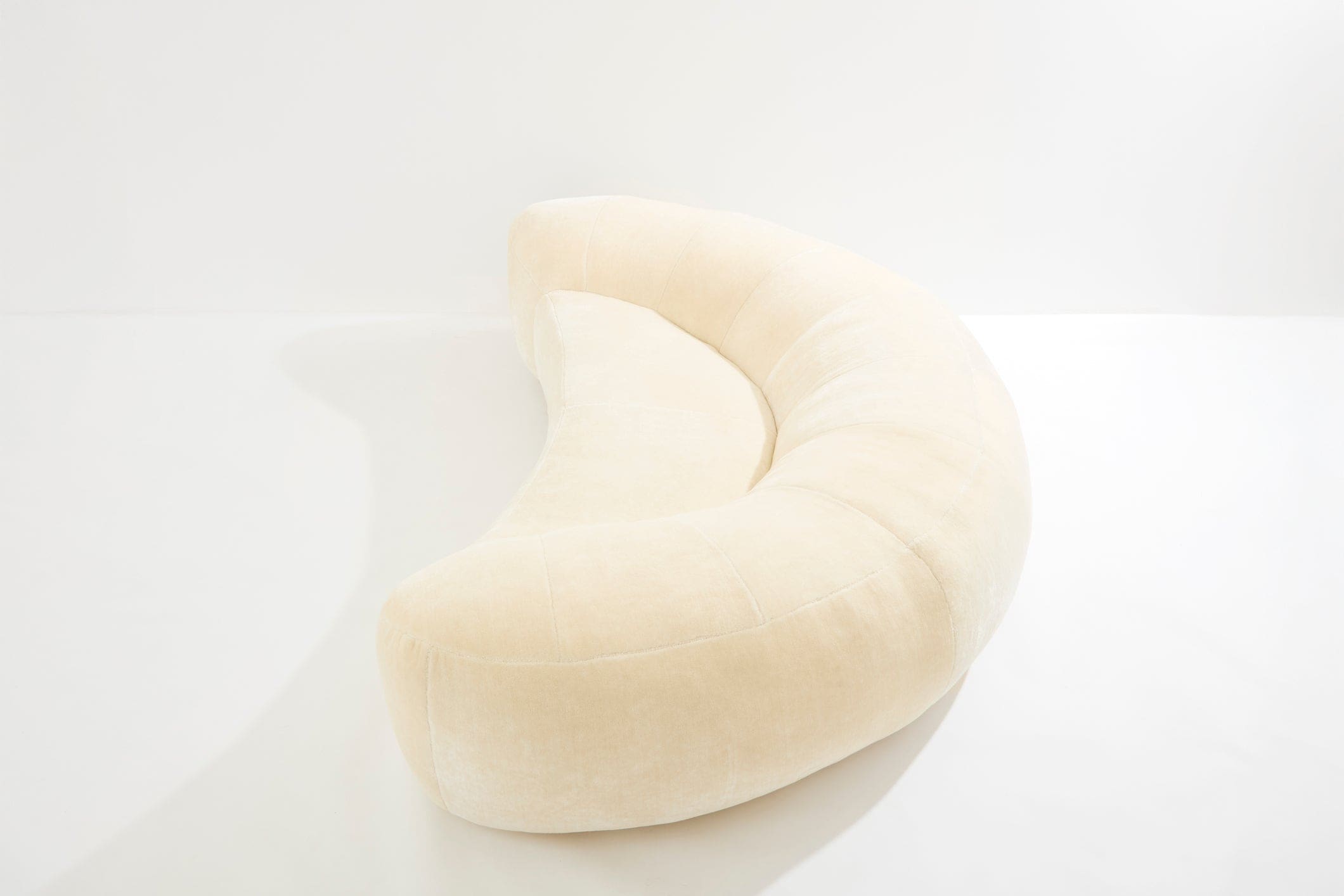 Canapé croissant Raphaël Raffel pour Honoré Paris, velours mohair, années 1970