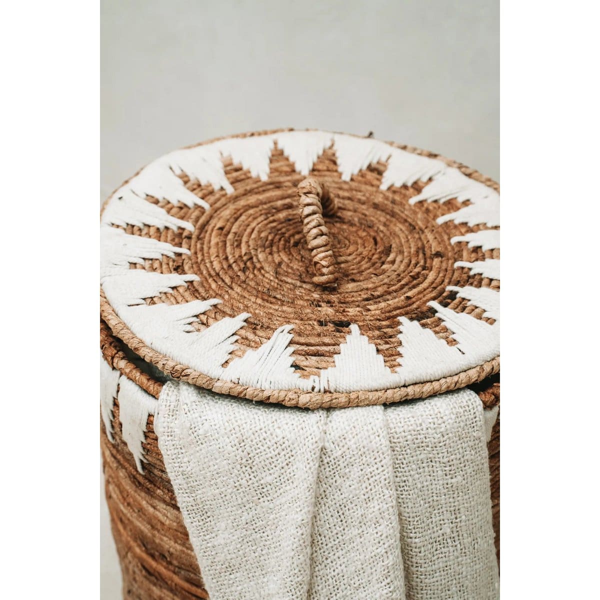 Panier à linge cousu en fibre de bananier – Couvercle et détails en coton blanc (M, neuf)