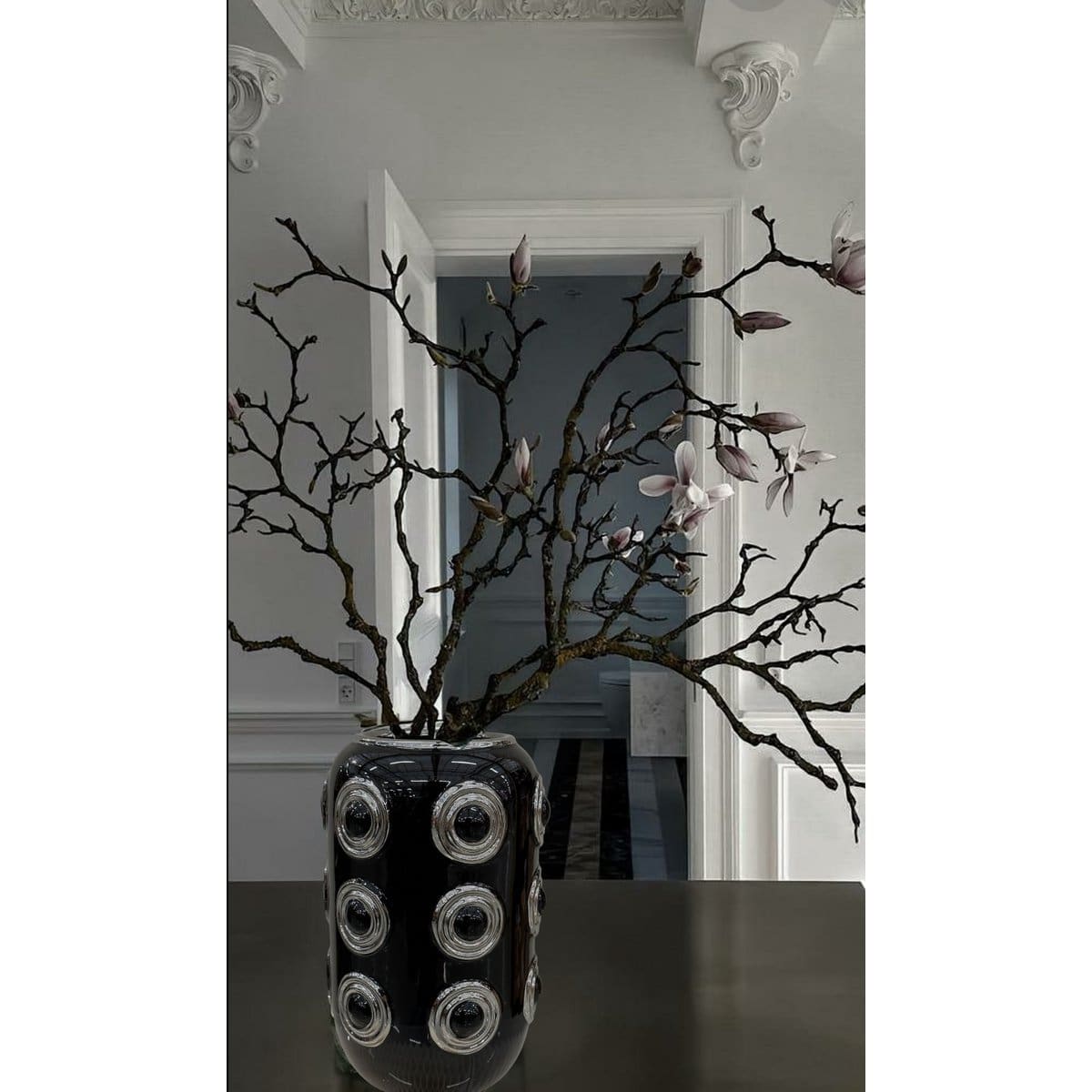 Vase de table moderne – Noir laqué et cercles dorés en volume (création neuve)