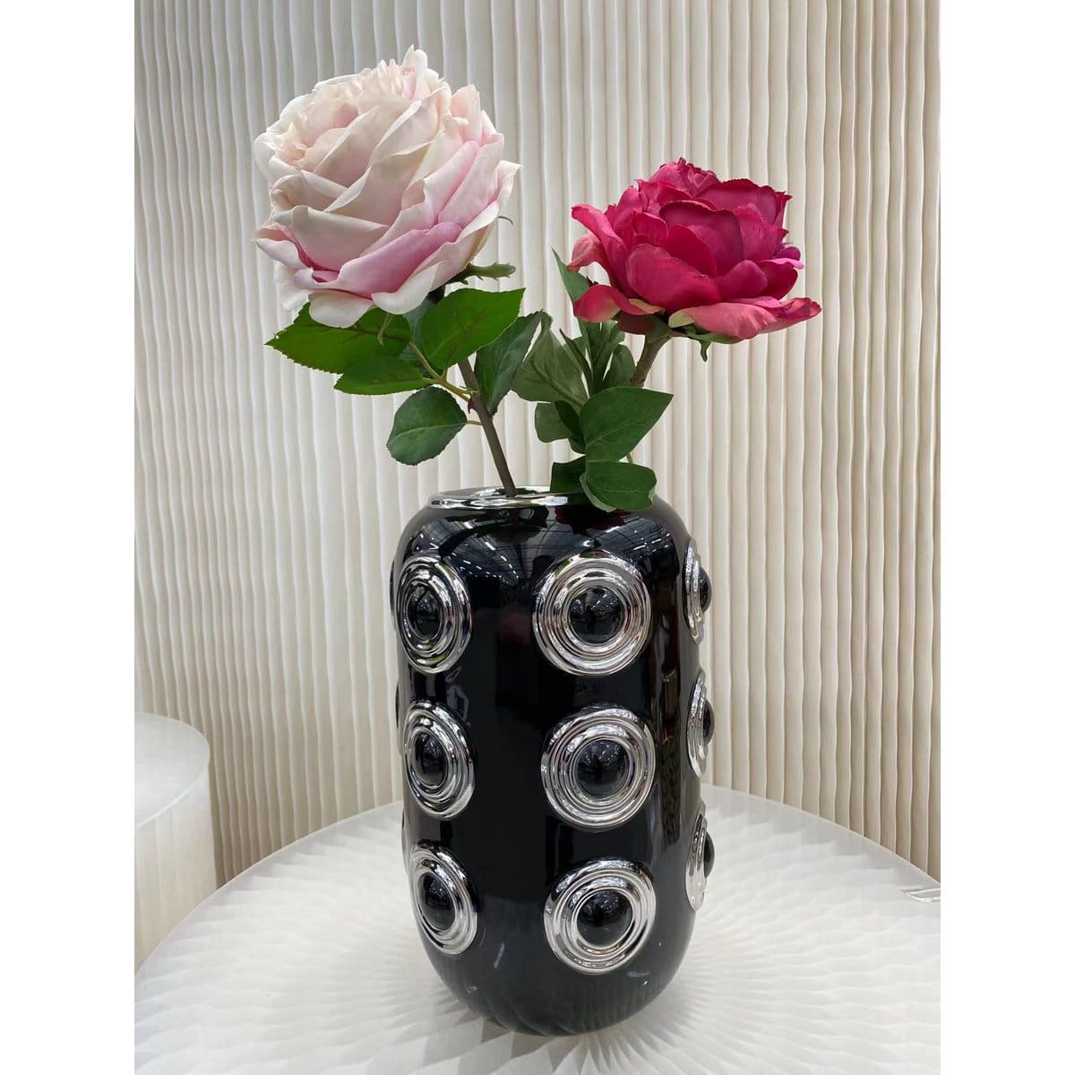 Vase de table moderne – Noir laqué et cercles dorés en volume (création neuve)