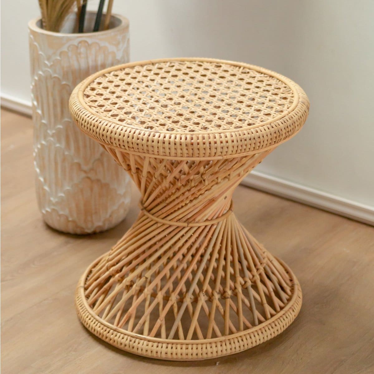 Table basse en rotin – LUHU, silhouette ajourée et naturelle, artisanat indonésien