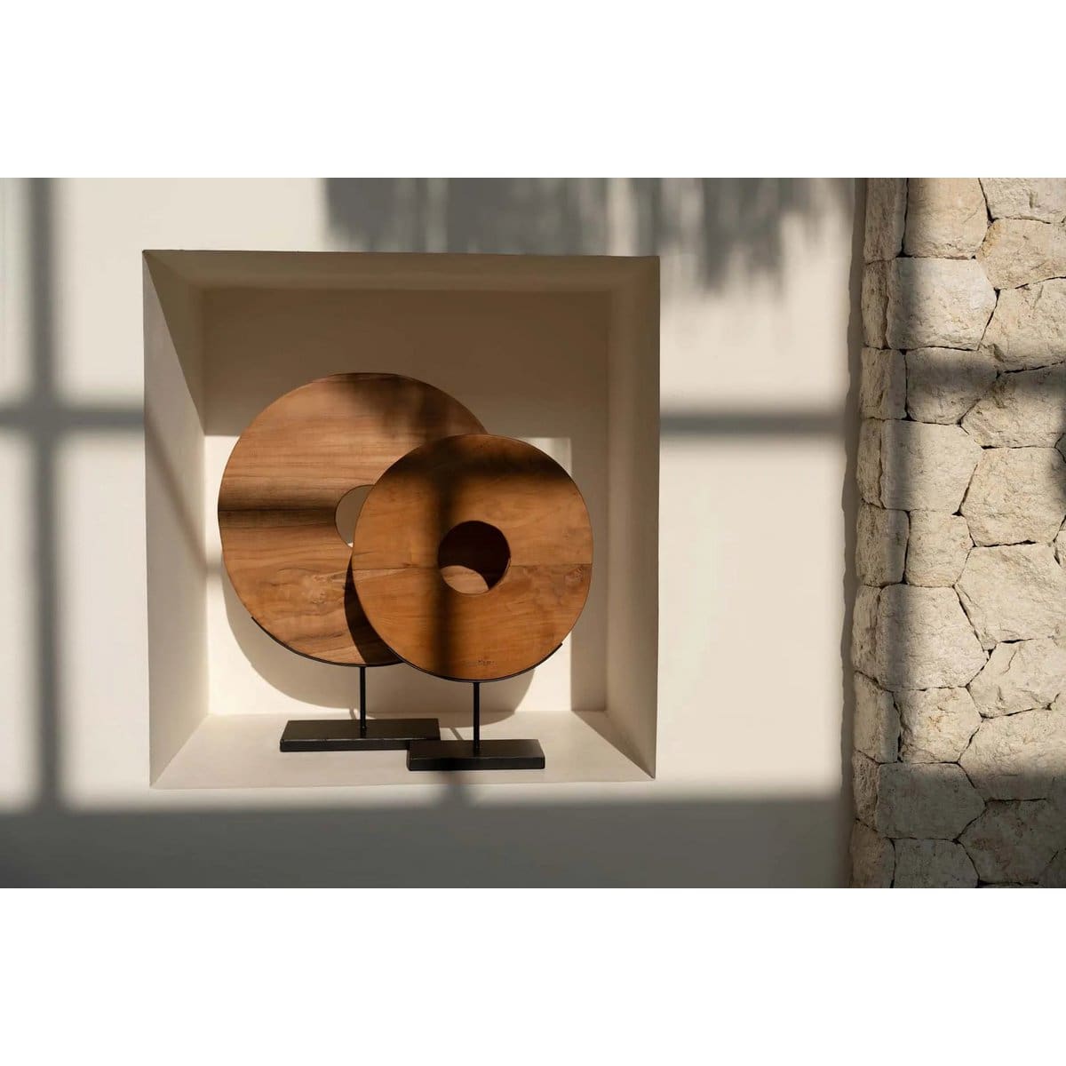 Le Disque en teck – Objet décoratif sur socle métallique noir (taille M, neuf)
