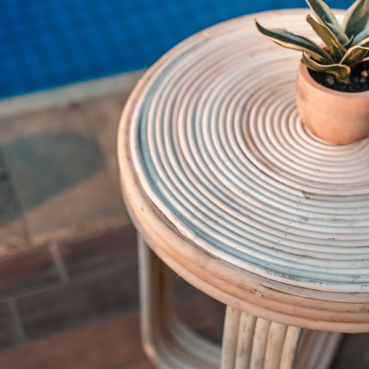 Table d’appoint Kanthi – Design sculptural en rotin naturel fait main (pièce neuve)
