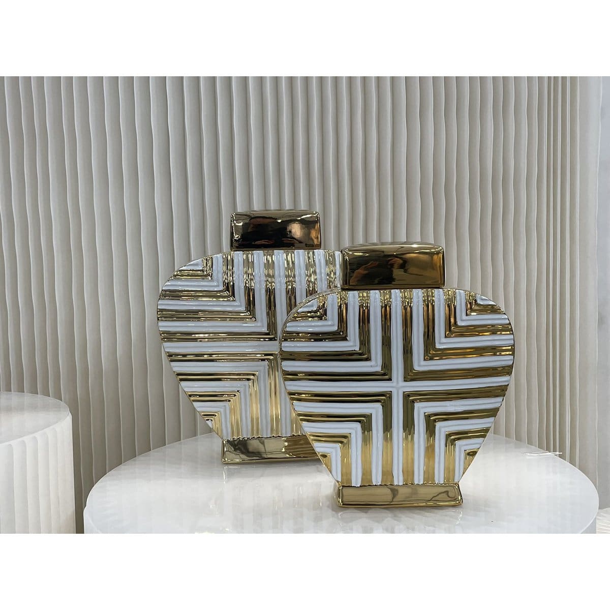 Vase Art Déco – Pièce sculpturale en porcelaine blanche et or (H32 cm, pièce neuve)