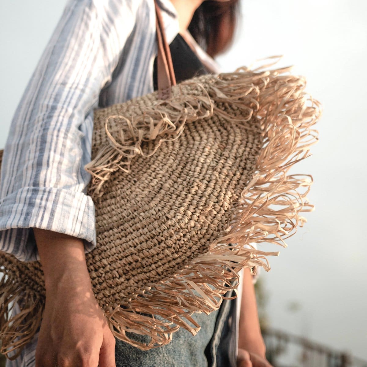 Sac de plage en raphia – Sumbawa, design bohème avec anses en cuir végétal