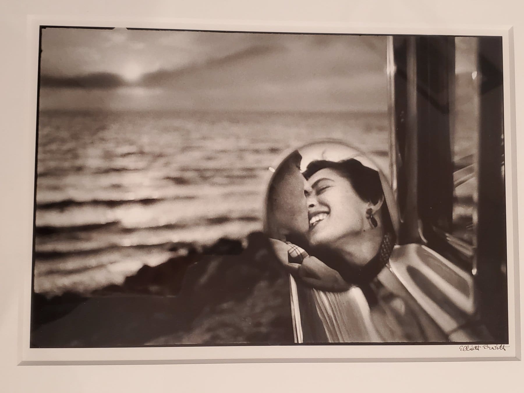 Elliott Erwitt – California Kiss, 1955 – Photographie argentique signée (11 x 14 in)