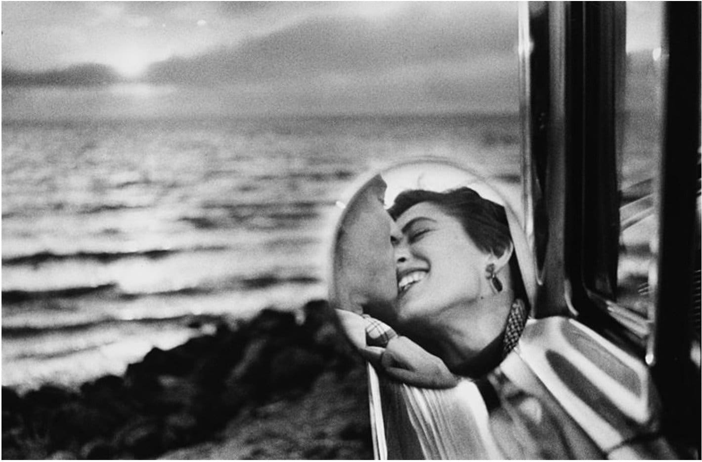 Elliott Erwitt – California Kiss, 1955 – Photographie argentique signée (11 x 14 in)