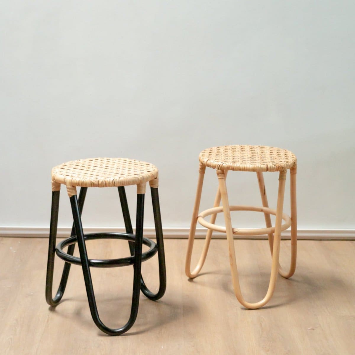 Tabouret en rotin noir Kolaka – Design sculptural à trois pieds, fait main à Java
