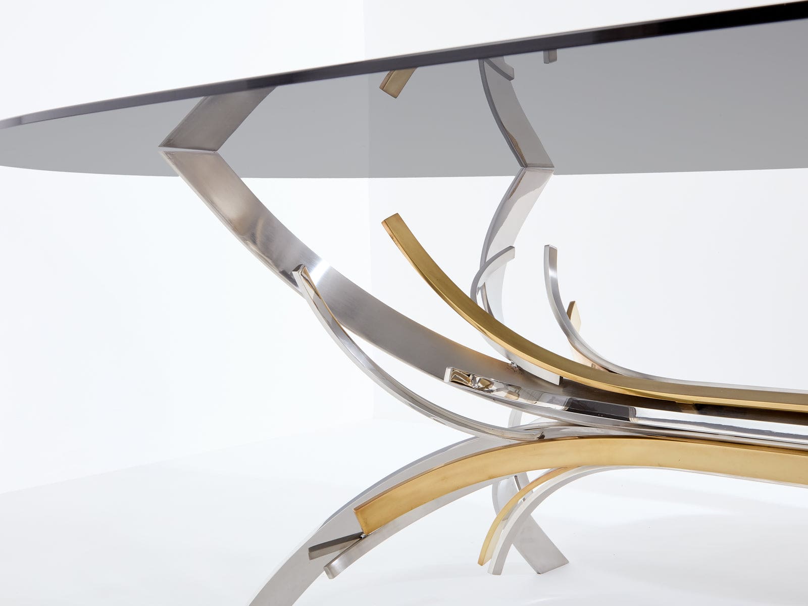 Table Maria Pergay « Gerbe » en acier, laiton et verre fumé – France 1970