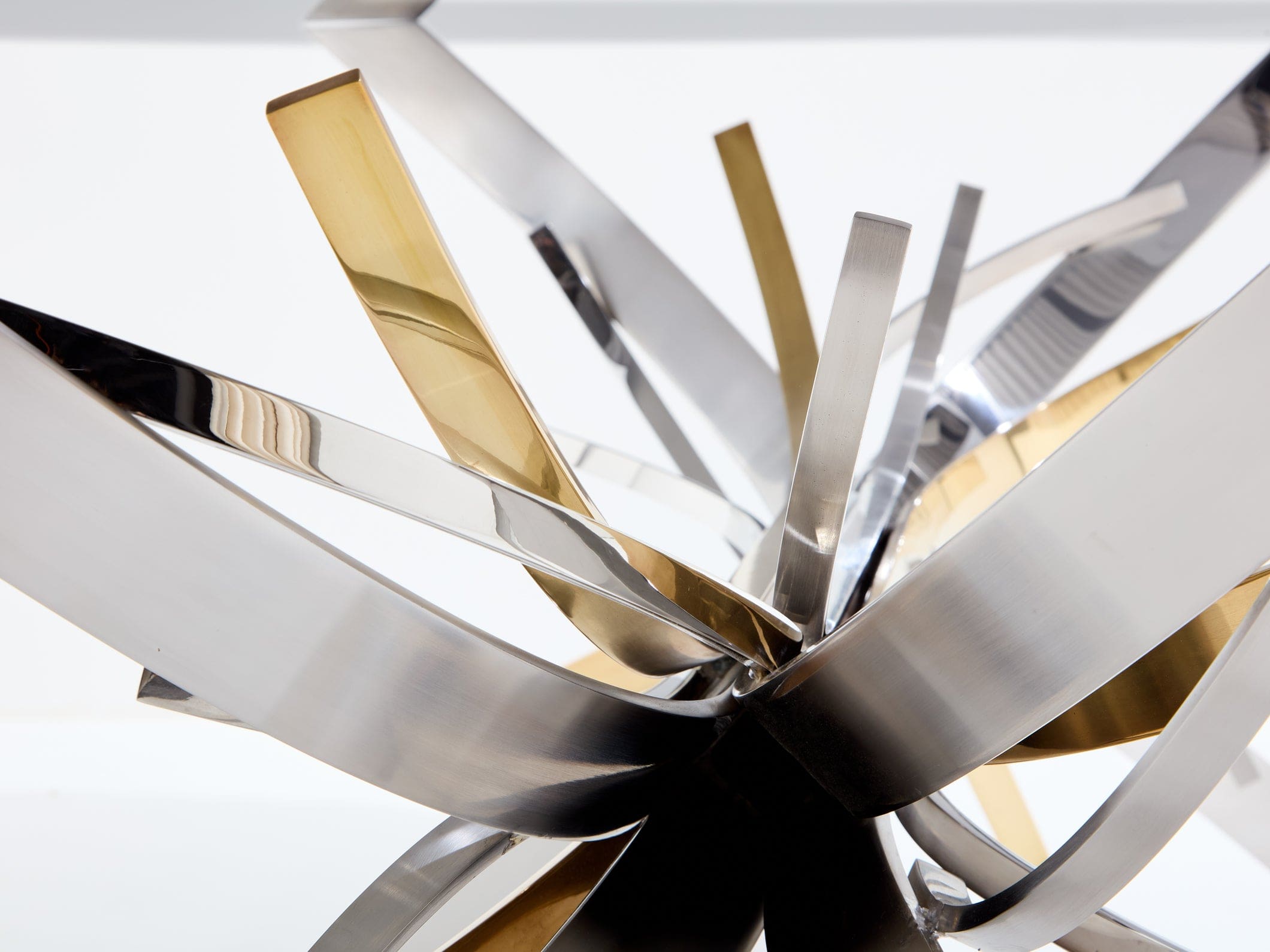 Table Maria Pergay « Gerbe » en acier, laiton et verre fumé – France 1970