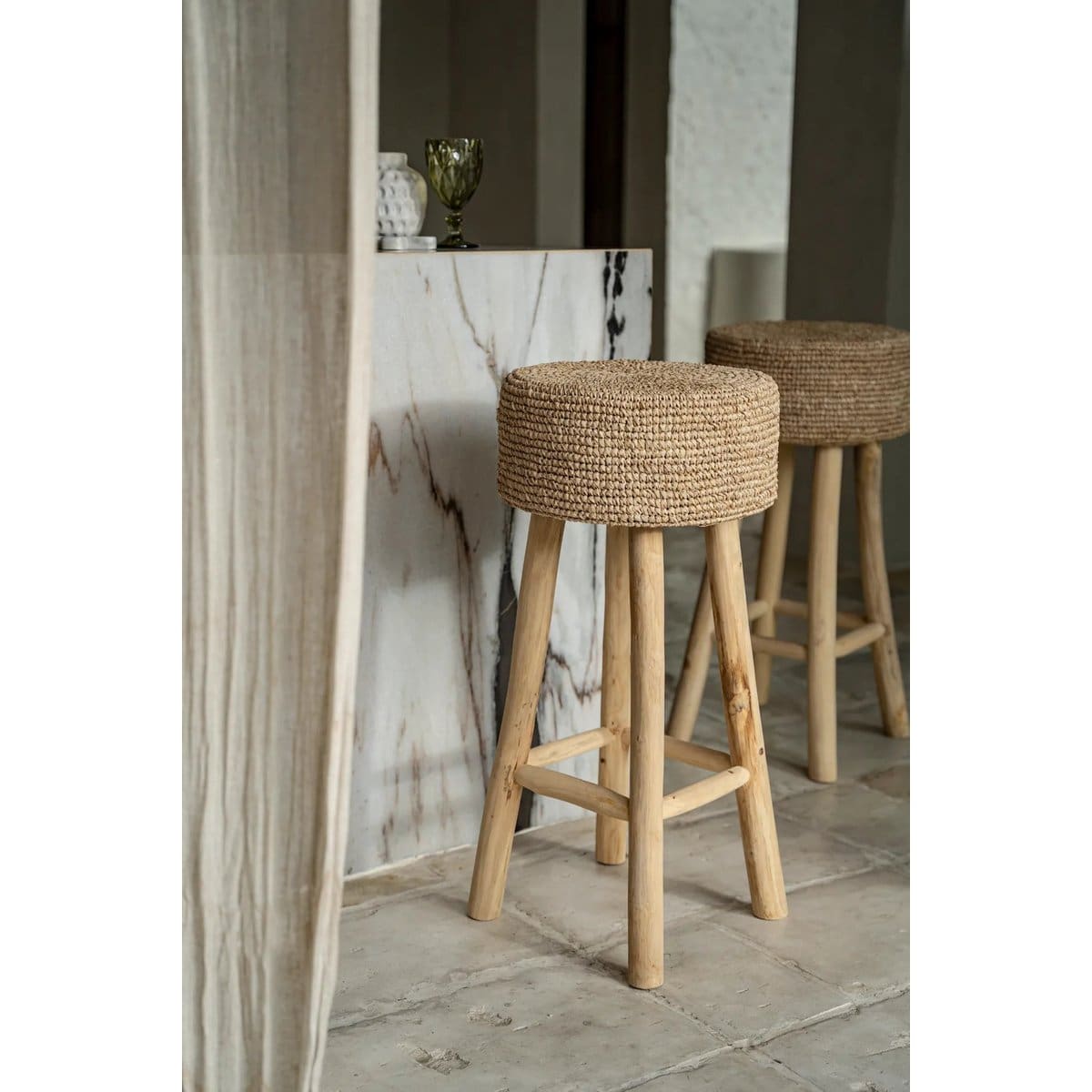 Tabouret de bar naturel – Bois de teck et assise en raphia tressé (pièce neuve)