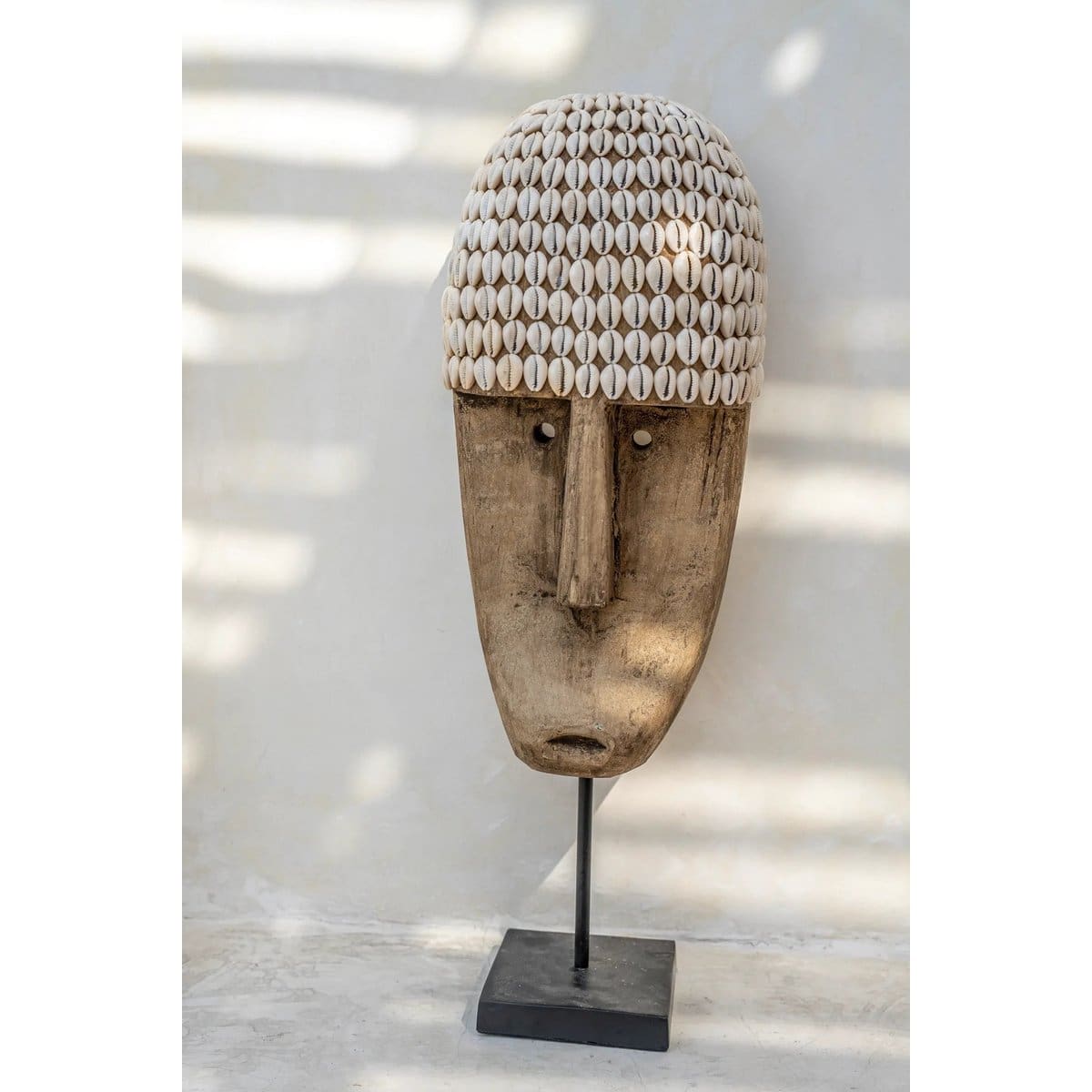 Masque ethnique indonésien – Création artisanale en bois et coquillages, sur socle – grand