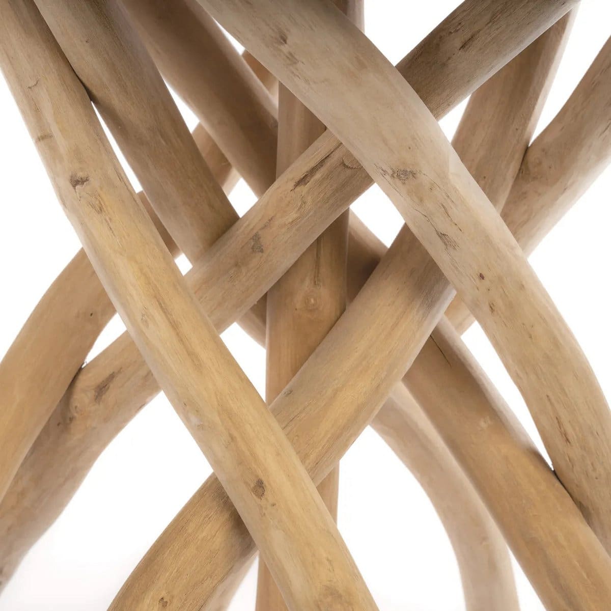 Table basse naturelle – Bois de teck sculpté et piétement entrelacé (pièce neuve)