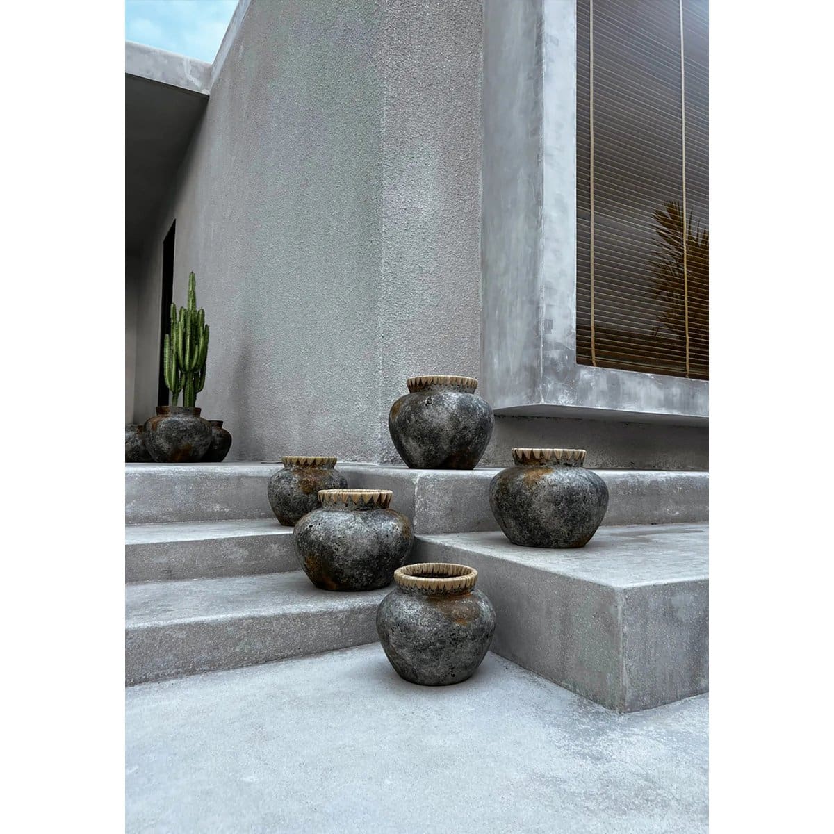 Vase en terre cuite – Détail en raphia tressé, design brut indonésien (neuf) taille S