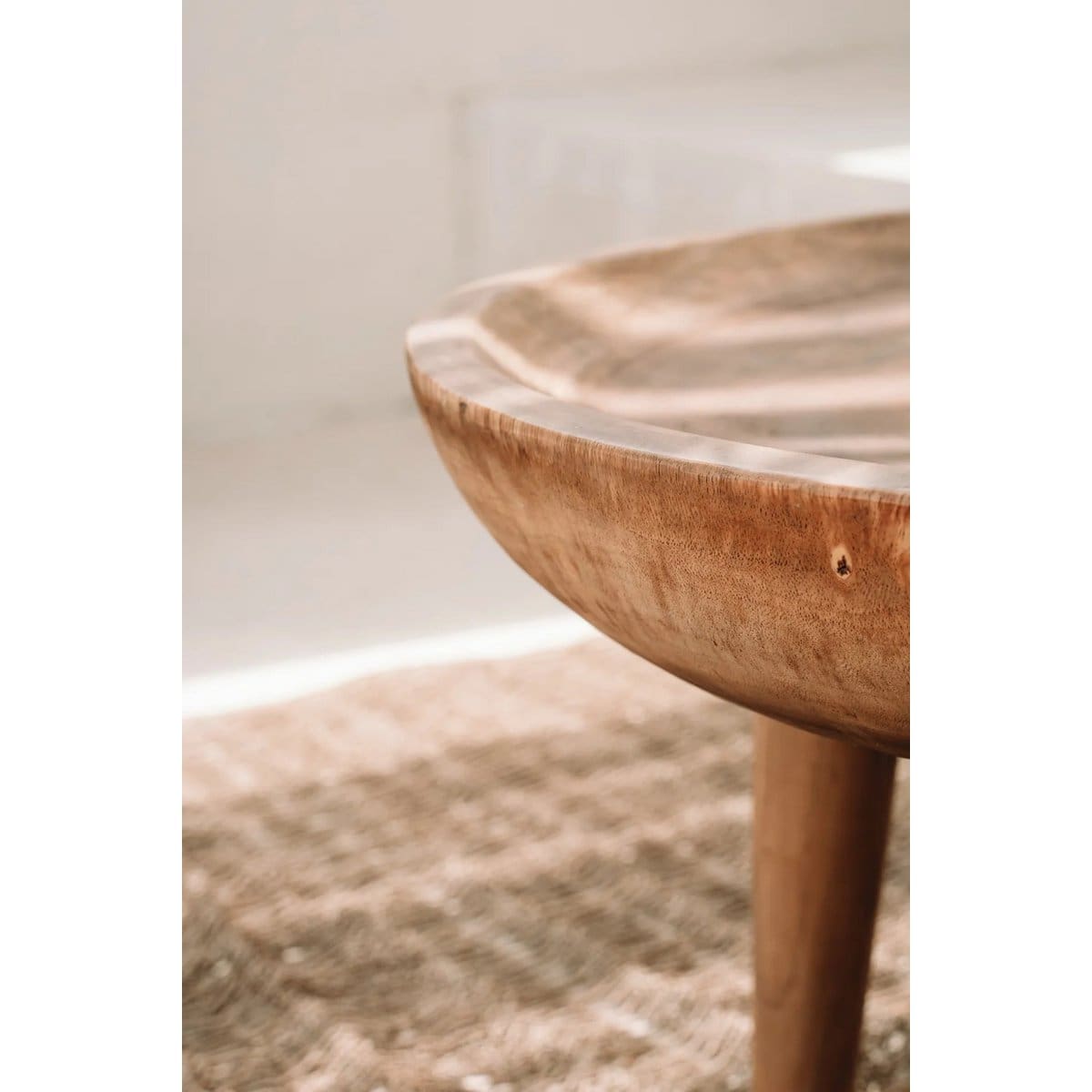 Table basse en bois massif – Design organique en munggur Ø70 cm (pièce neuve)