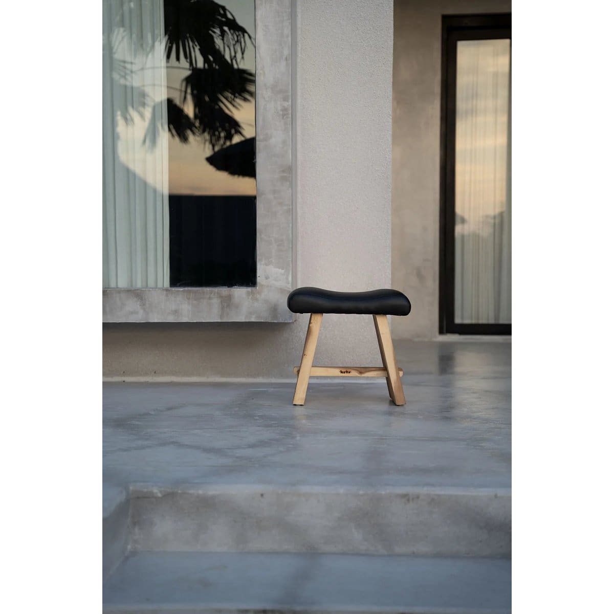 Tabouret en bois de suar et cuir noir – Design artisanal d’Indonésie (pièce neuve)