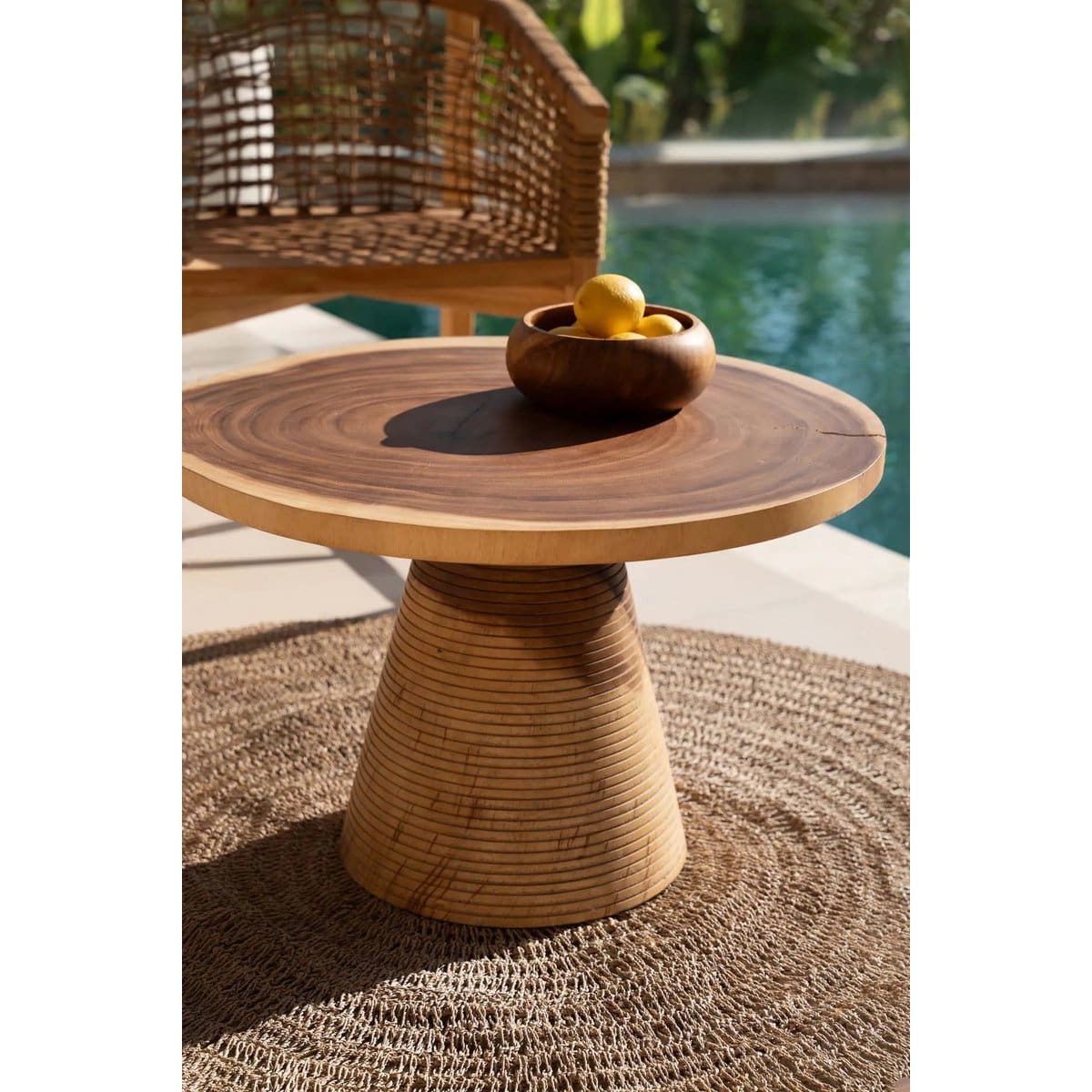 Table basse naturelle – Bois de Suar sculpté et poli (pièce neuve)