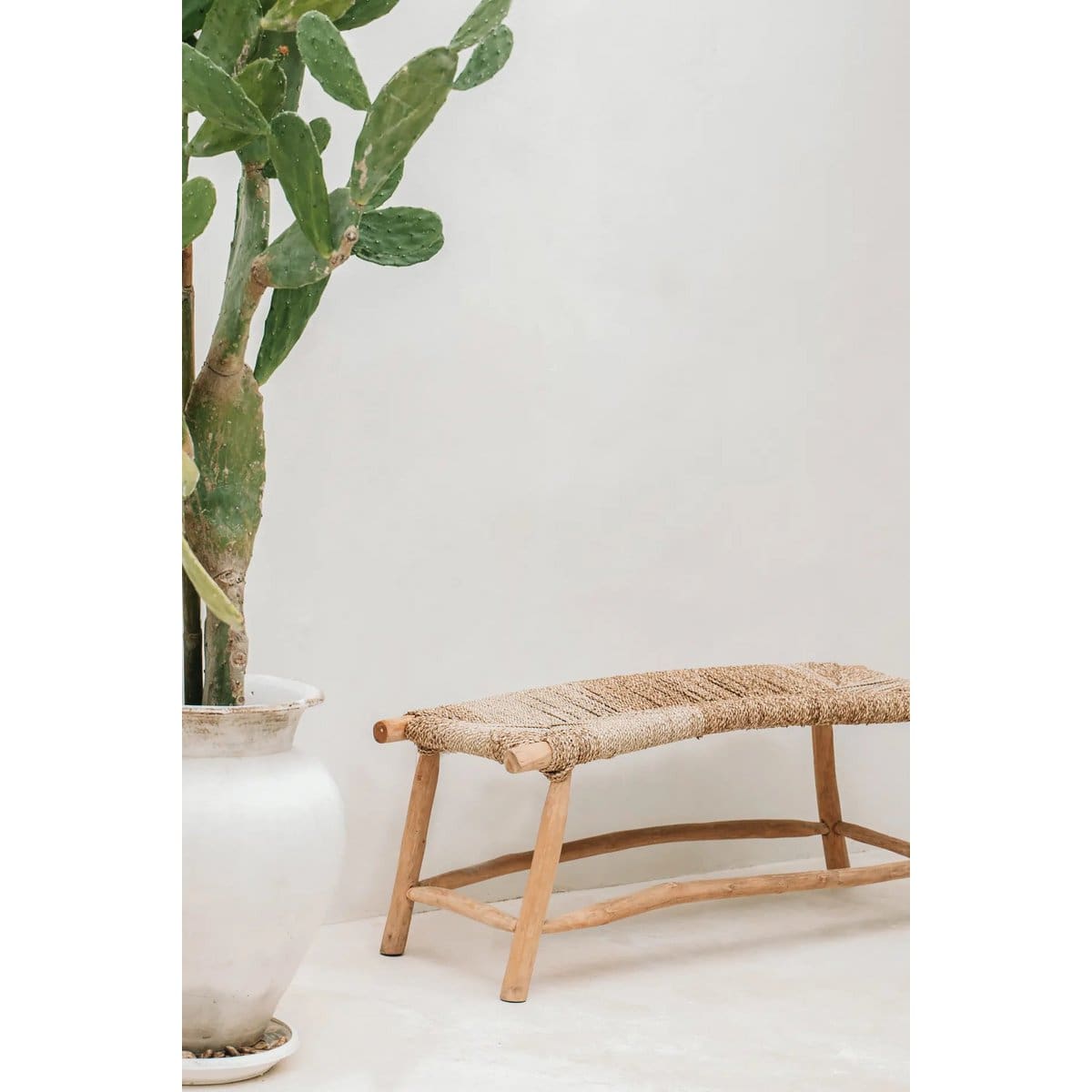 Banc bohème 110 cm – Structure en bois et fibre végétale tressée