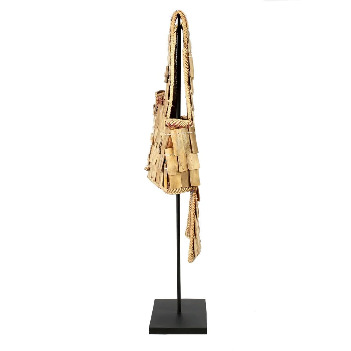 Sculpture Le Guerrier Debout – Pièce d’art tribale en os de buffle, sur socle (neuf)