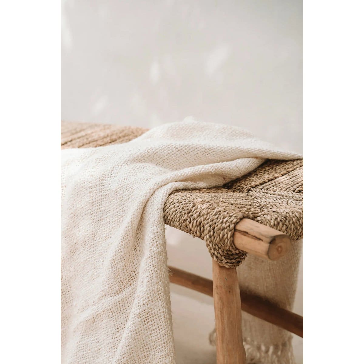 Banc bohème 110 cm – Structure en bois et fibre végétale tressée