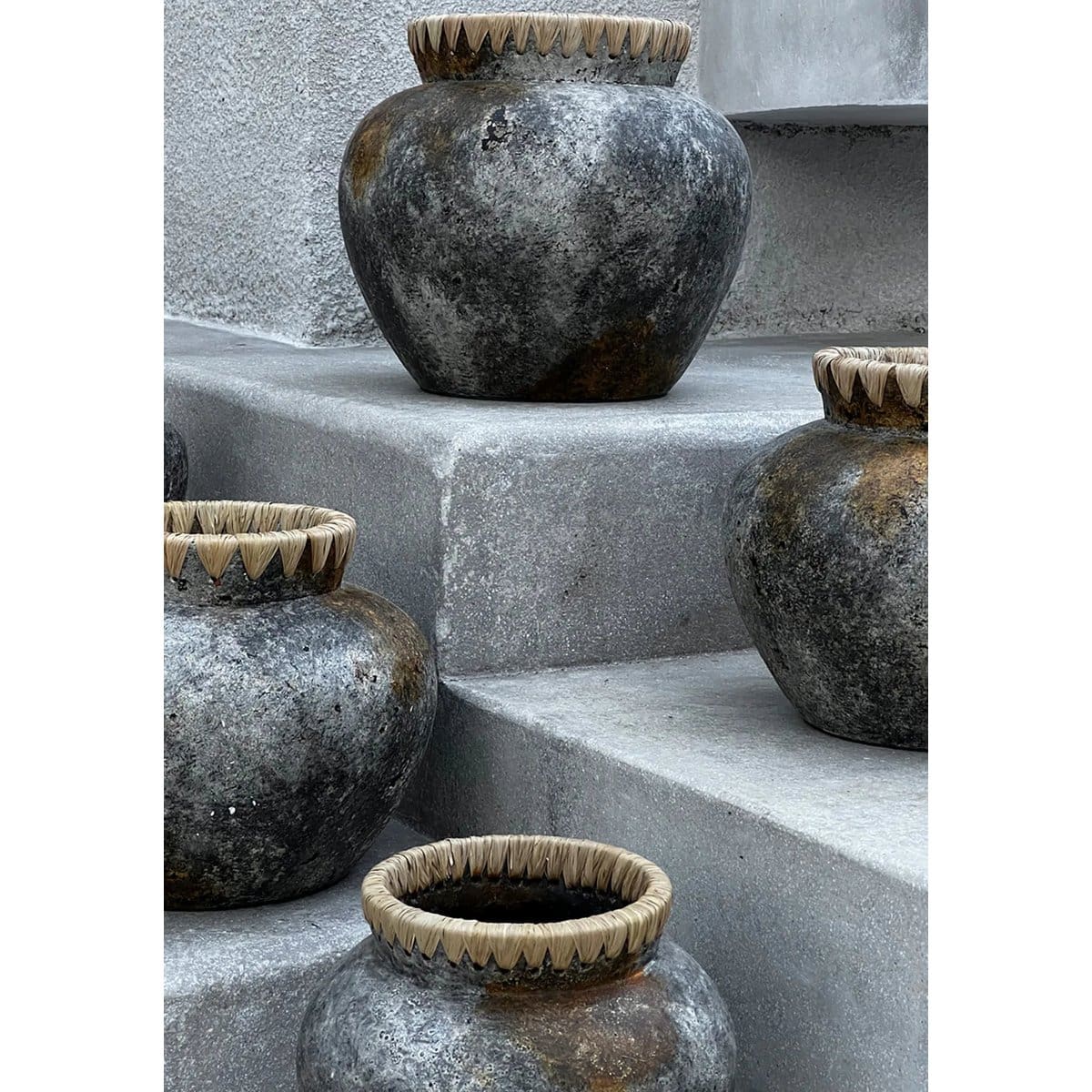 Vase en terre cuite – Détail en raphia tressé, design brut indonésien (neuf) taille S