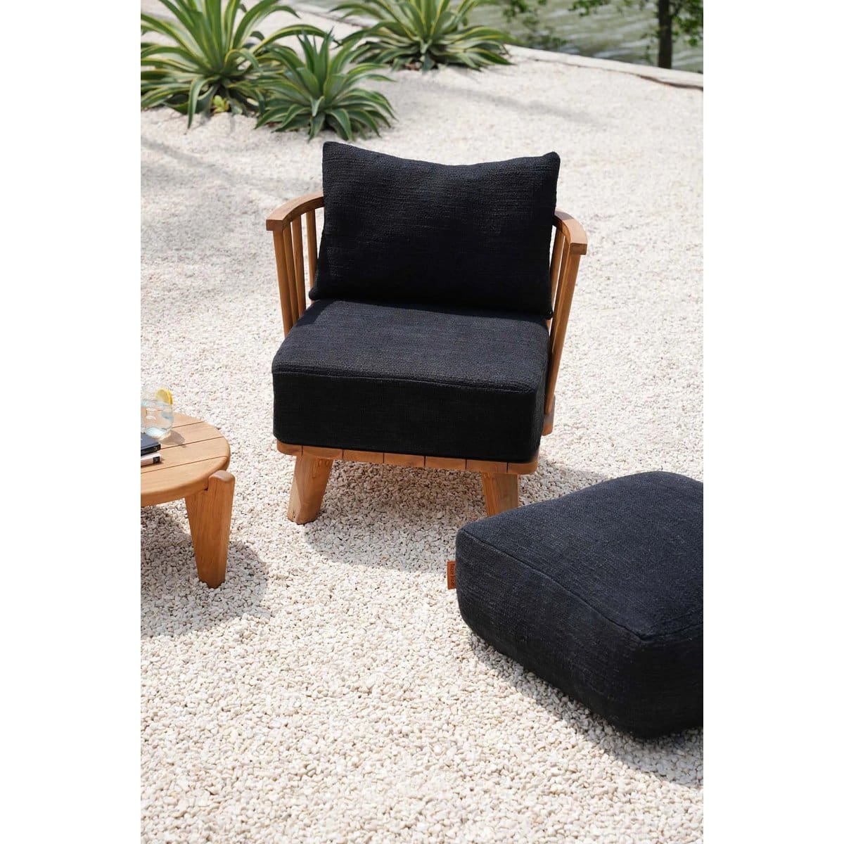 Refuge Intérieur – Assise en teck recyclé et coussins noirs moelleux (création contemporaine)