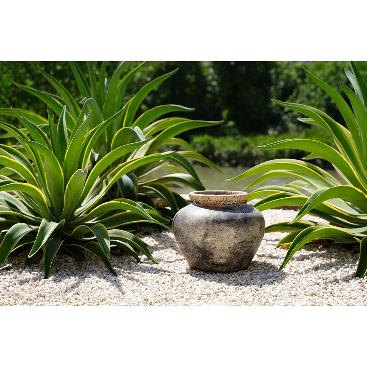 Vase artisanal gris en terre cuite – Finition texturée, format M