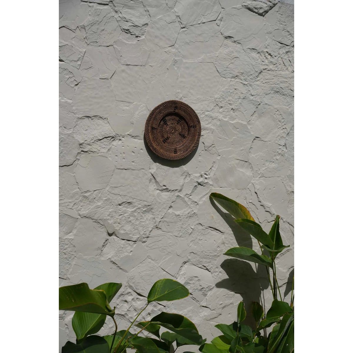 Graphisme tribal – Assiette décorative murale en rotin noir et brun (création neuve) taille S